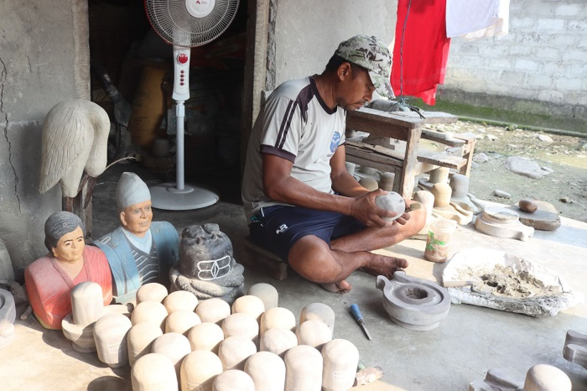 ढुङ्गामा कला भर्दै गोविन्द बोटे, २१ वर्षीय छोराको पनि साथ 